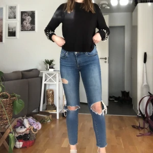 Jeans Gina tricot - Använd, i fint skick! Har slitningar fram på benen. Är modellen Emma på byxorna. Storlek 38/M