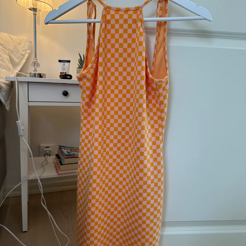 Säljer denna orangea klänningen från Bershka pga inte använt alls. Säljer för 100kr + frakt. . Klänningar.