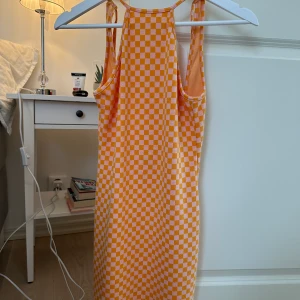 Orange klänning  - Säljer denna orangea klänningen från Bershka pga inte använt alls. Säljer för 100kr + frakt. 