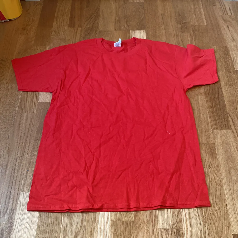 Röd offwhite (fejk) t-shirt, oanvänd i bra skick. Svart tryck på ryggen, blank på framsidan.. T-shirts.