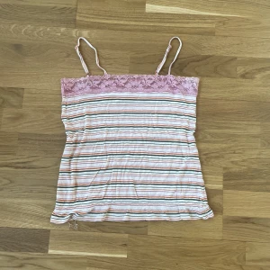 Spets linne - Spets linne med fina frger. Justerbara axelband💓