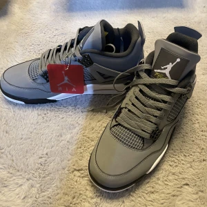 Jordan 4 Cool Grey - Tyvärr var de inte min smak och vill nu sälja dom. Priset har gått upp från när jag köpte de men säljer billigare än retail. Använda bara ett par gånger.