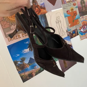 Spetsiga kitten heels, klackskor  - Bruna klackskor i mycket bra skick, väldigt sköna och lätta att gå i men tyvärr förstora för mig:/