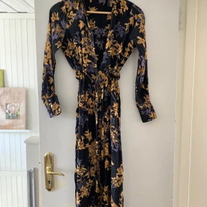 Blommig skjortklänning knytdetalj - Se bilder! Köparen står för frakten