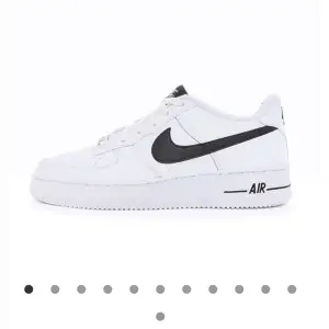 Säljer ett par svart vita nike airforce som är använda men fortfarande i bra skick. Utseende mässigt är det väldigt fina däremot har de gått sönder lite i hälarna. Strl 38💞