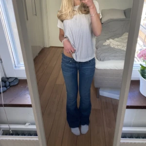 Lågmidjade bootcut jeans - Mörkblå Lågmidjade bootcut jeans, aldrig använda. Midjemått: 74 (stretchiga) Innebenslängd: 75cm