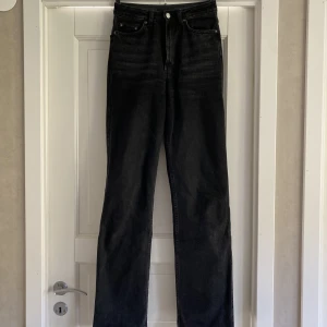 Svarta jeans  - Säljer mina absoluta favoritbyxor från weekday i storlek 24/34 i modellen row. Har tyvärr blivit för små för mig 