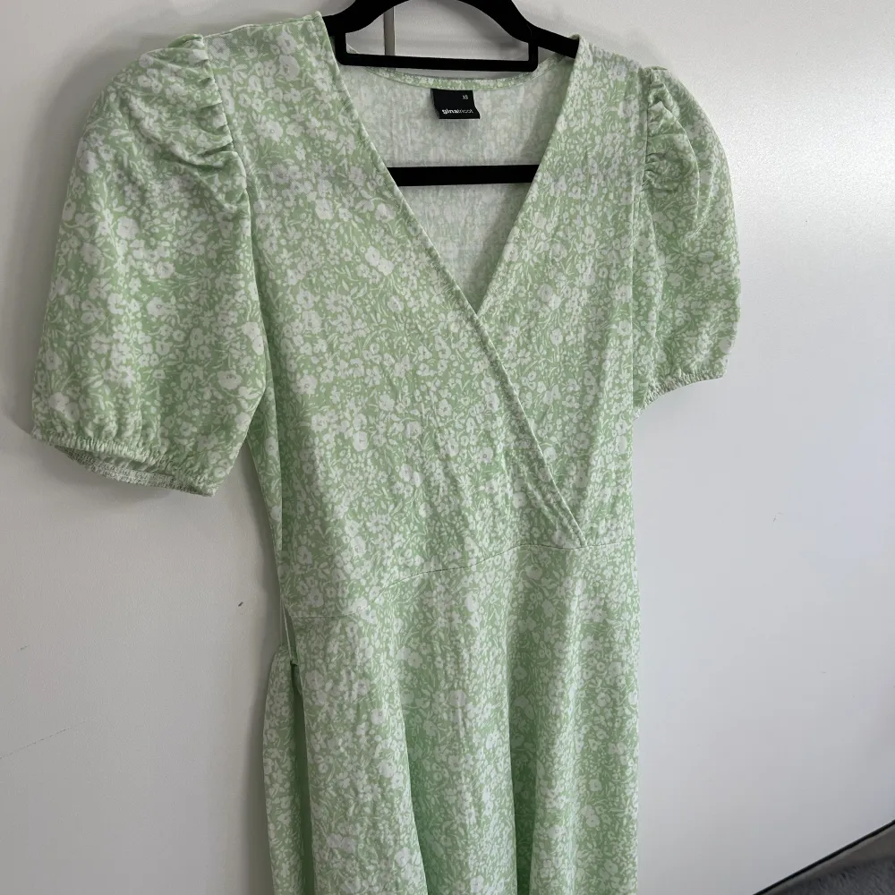 Denna klänning är sååå himla fin. En riktig midsommardröm 💚passar mig som är s🥰 säljer då den inte kommer till användning . Klänningar.