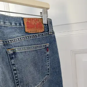 Hittade dessa skitsnygga lågmidjade REPLAY jeans i storlek W28 L 32! Tyvärr va de för små för mig därav säljer jag vidare och kan därmed inte visa hur de sitter på! 🌟