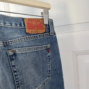 REPLAY LOW WAIST BOOTCUT JEANS - Hittade dessa skitsnygga lågmidjade REPLAY jeans i storlek W28 L 32! Tyvärr va de för små för mig därav säljer jag vidare och kan därmed inte visa hur de sitter på! 🌟