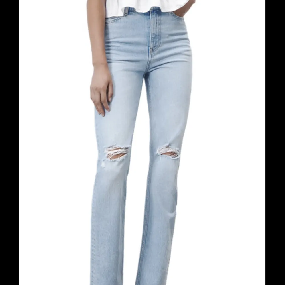 Säljer dessa fina byxor som är från Zara, helt nya oanvända, lappen är fortfarande på. Skriv om du vill ha fler bilder:) köparen står för frakt. . Jeans & Byxor.