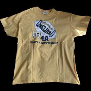 Gul vintage t-shirt köpt på beyond retro