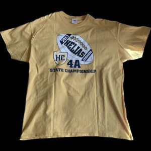 Vintage t-shirt - Gul vintage t-shirt köpt på beyond retro