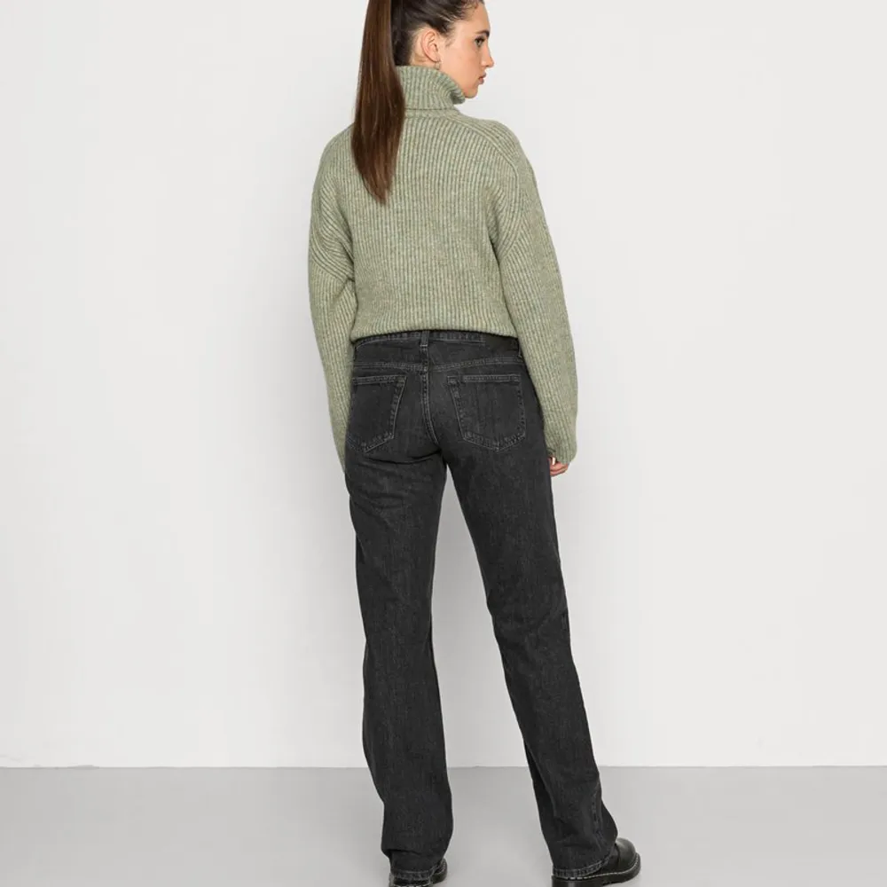 Säljer ett par lågmidjade jeans från weekday i modellen arrow low, de är helt slutsålda och anvönda 2-3 gånger, alltså toppenskick💖 färgen tar black💖Säljer för att de är för små. Jeans & Byxor.