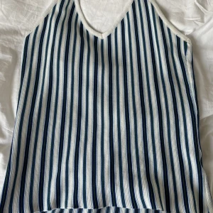 Halterneck topp - En grön,vit och blå halterneck topp som är aningen för stor för mig. Toppen är jätte fin och speciellt söt att ha nu till sommaren. Storlek M