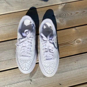 Nike court vision Alta  - Stl 39. Använda 2 gånger. Säljer pga för liten storlek. 