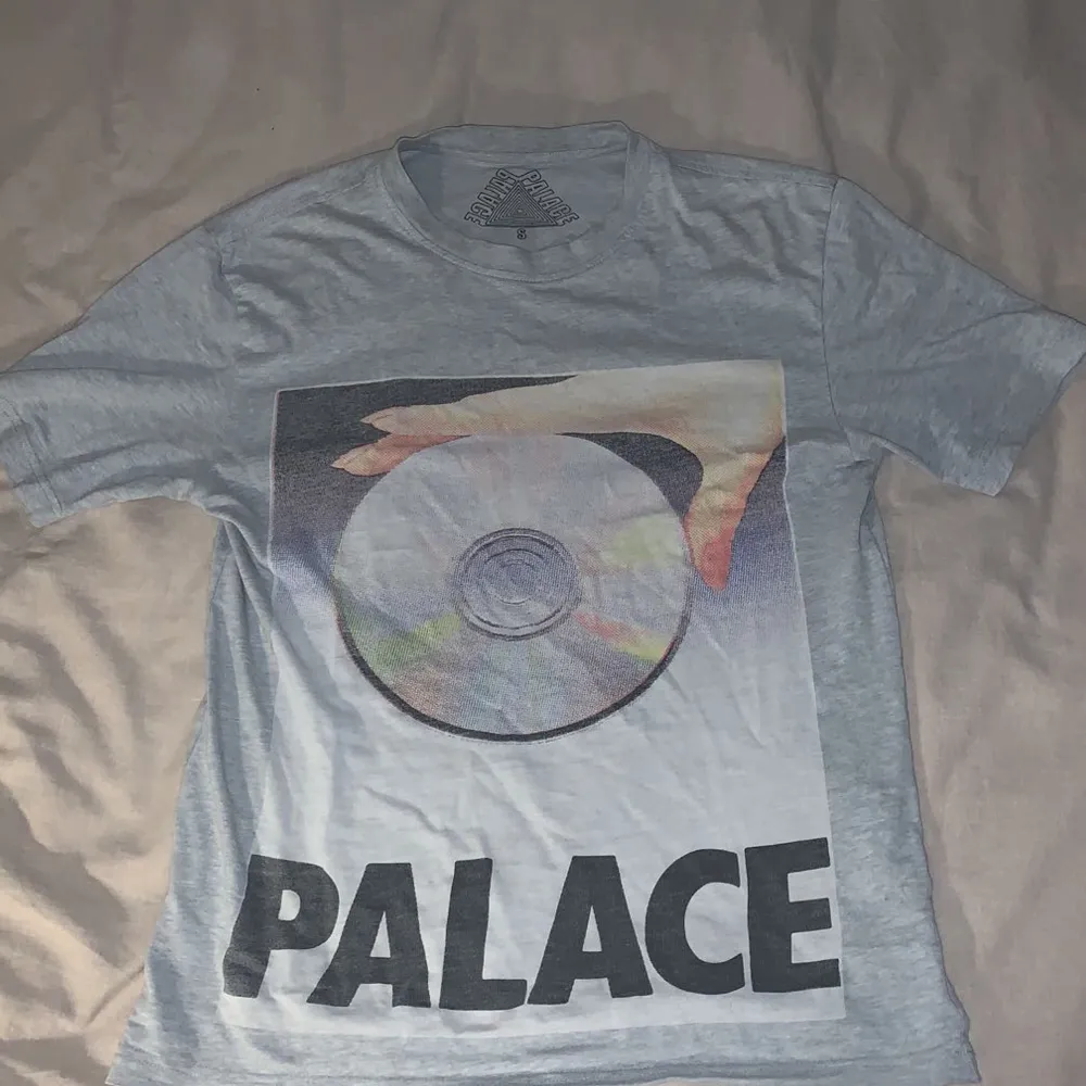 Palace tröja i storlek S som jag nu vill sälja då den inte passar längre . T-shirts.