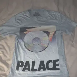 Palace tröja i storlek S som jag nu vill sälja då den inte passar längre 