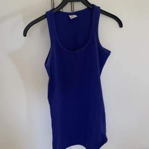 En marinblå klänning från Gina tricot i stl S