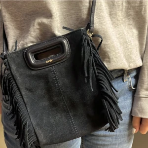 Maje väska - Intressekoll på min svarta Maje väska storlek M 🤍 sparsamt använd så bra skick! Skriv om du är intresserad, pris går att diskutera 😇