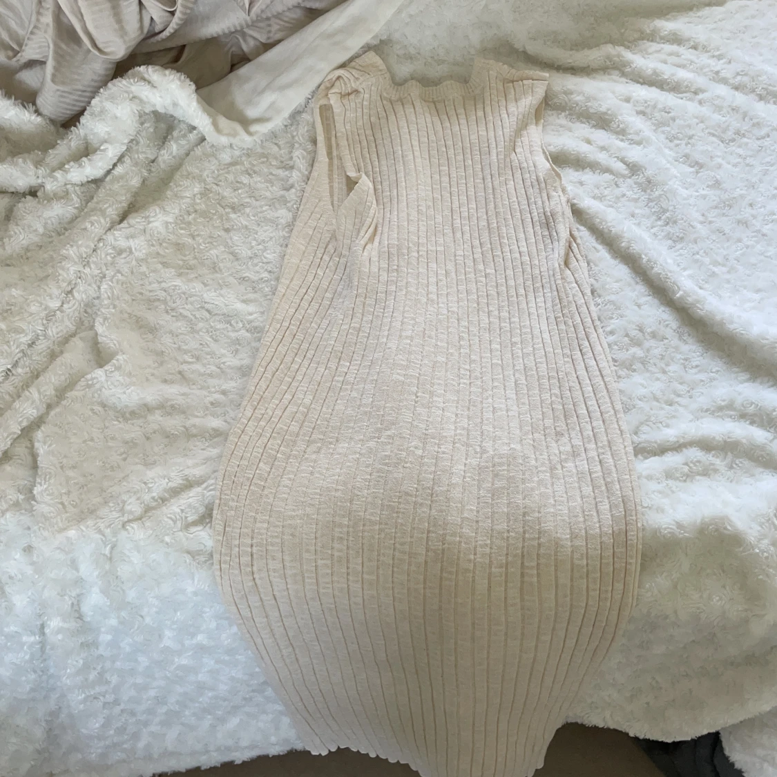 en tunn vit sommarklänning  - 90