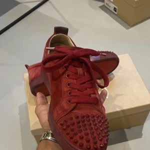 Loubs - Intresse koll, skriv om ni är sugna får in dem under nästa vecka, tar byten mot valentinos i bra skick och cash, all og, box, dustbag OSV. Skick 8,5/10, hör av er om ni är sugna, ny pris 9000 mitt pris 3500