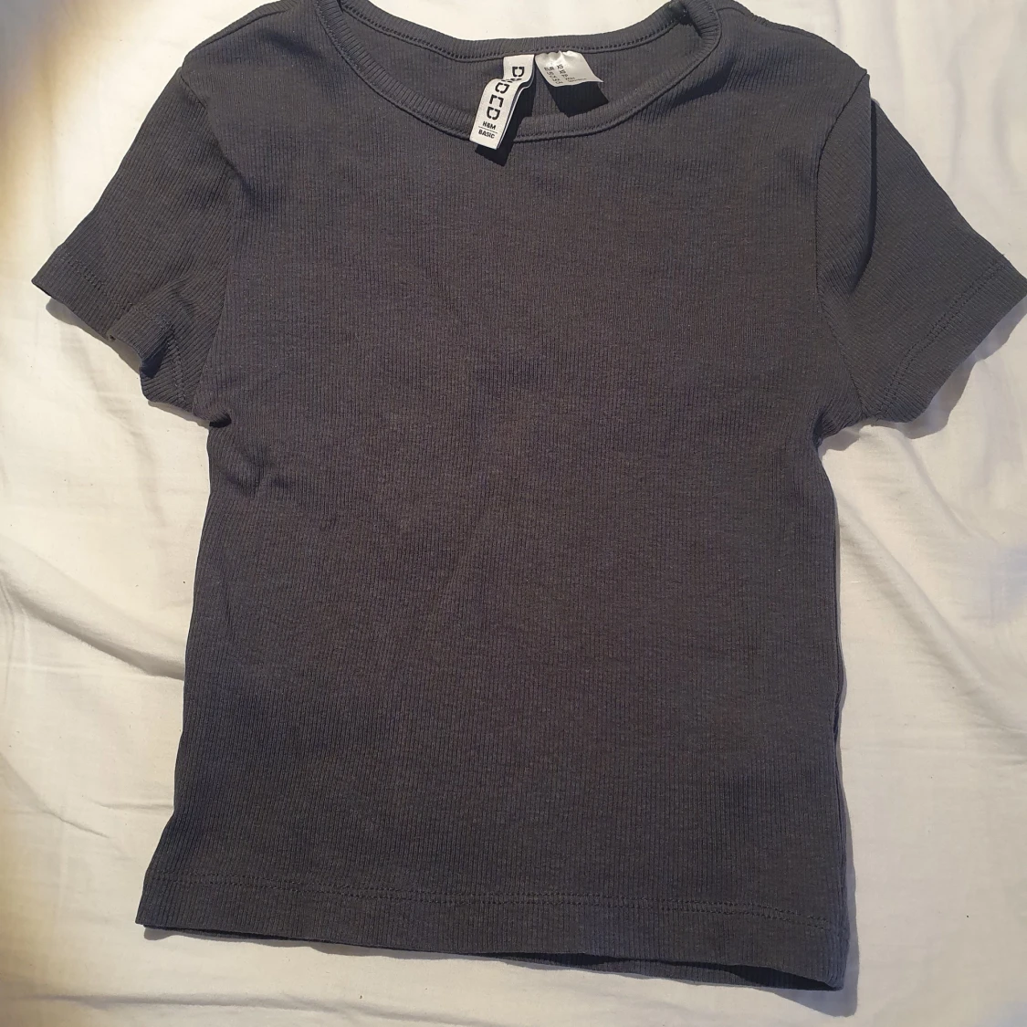 Mörkgrå croppad t-shirt