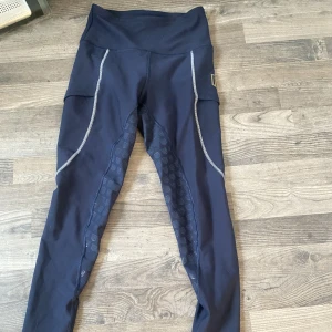 Maya Delorez - Säljer dessa ridbyxorna från Maya Delorez, som ny, endast använda fåtal gånger Storlek S