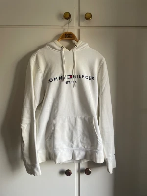 Tommy hillfiger hoddie - Tommy hillfiger hoodie. Nypris 1 100 kr. Skick 8/10. 