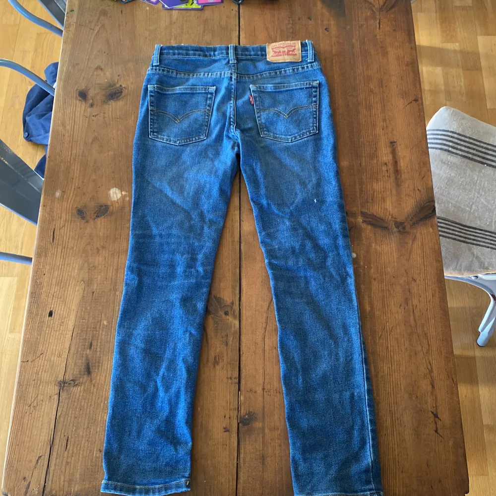 Mörkblåa levis jeans i bra skick, inga söndriga sömmar eller fläckar utan bara ett par bra jeans. Jeans & Byxor.