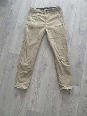 Chinos  - Beiga chinos. Använda men i fint skick. 