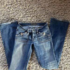 Säljer ett par low waist bootcut jeans, buda vid intresse