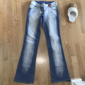 LÅGMIDJADE VIDA JEANS  - Supersnygga jeans med perfekt lågmidja, super snygg i midjan och har Blomdetaljer på bakfickorna. Trasig gylf tyvärr men går att fixa om man kan sy, annars är de i perfa skick:) ska skriva in mått och sånt snart men hör av er om ni är intresserade !!💓💓