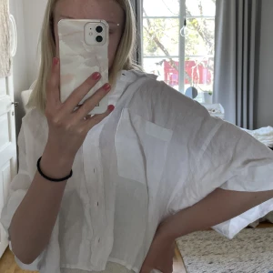 Linneskjorta  - Säljer denna jättehärliga linneskjorta. Perfekt att ha till sommaren över till exempel en klänning. Säljer då den tyvärr inte används av mig.💗