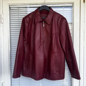 Vintage läderjacka skinnjacka leatherjacket bikerjacka motorcykeljacka läder leather jacka jacket vintagejacka  - Svinsnygg vintage läderjacka (äkta läder) säljes. Unisex modell, strl: L-XL beroende på hur man vill att den sitter. 