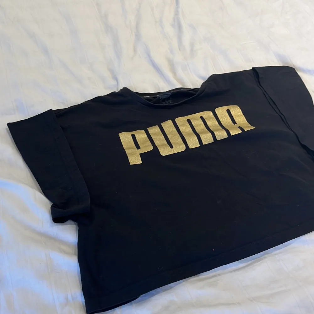 En svart puma t-shirt, typ som en magtröja och lite oversized och tvättas innan skick. T-shirts.