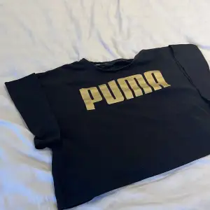 En svart puma t-shirt, typ som en magtröja och lite oversized och tvättas innan skick