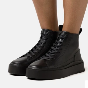 Läderskor  - Storlek 37. Använda ett fåtal gånger, säljer de för jag har ingen användning av dom utan de bara står. Från vagabond, yttermaterialet är i skinn och de har ett tunt tunt foder. De kostade 1300kr nya.