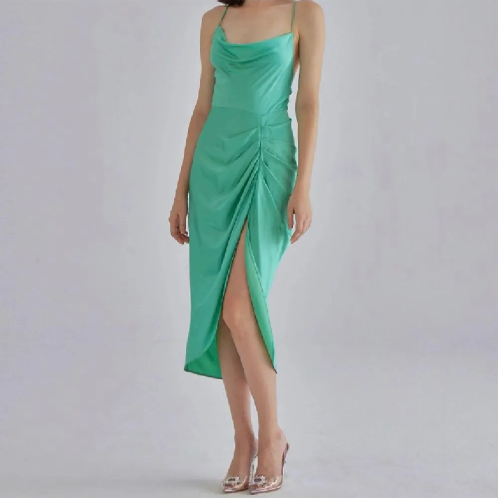 Helt ny klänning i satin, har ej kommit till användning. Prislapp kvar.   Köpt för 150$ + tull osv från Silkmaison Väldigt bra kvalite!!  . Klänningar.