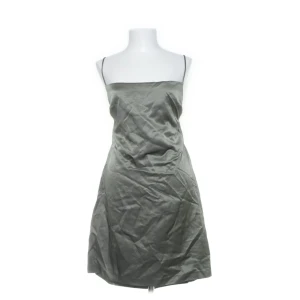 Zara klänning  - Klänningfrån zara köpt på sellpy, prislapp kvar. Storlek xxl men lite liten i storlken. Aldrig andvän och i nyskick. Frakt ingår i priset.