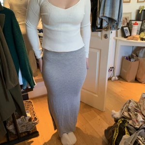 Grå långkjol  - Underbar och superskön kjol med slitsar på båda sidorna💕 Skriv om intresse eller fler bilder❤️ XS men passar xs-m