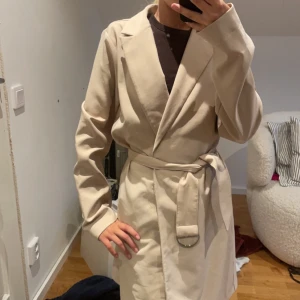 Kappa - En helt oanvänd kappa, jag säljer den för att den sitter lite stort på mig. Skriv privat för flera bilder🥰