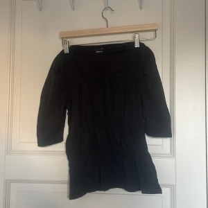 Svart Topp Gina&Tricot - Säljer en svart topp i strl S från Gina Tricot  Trekvartsärmad/kortärmad Volangaktigt  Använd ett fåtal gånger