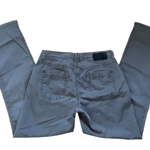 Lågmidjade gråa ESPIRIT jeans - Supersnygga jeans från Esprit, m låg midja! Tyvärr för stora, därav säljer jag dem! Midjemått: 39cm Innerbenslängd: 78cm Midjehöjd: 20cm (från gren till knapp) 🥰Superbra skick! Skriv om ni vill ha fler bilder 🫶