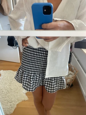 Kjol hm - Kjol från hm som aldrig är använd! Den passar xxs-m skulle jag säga då den är stretchig (jag på bilden är en s)