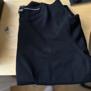 Hugo Boss Cardigan 100% Bomull - En knappt använd Hugo Boss cardigan i 100 procent italiensk bomull. Liten i storleken mer som en XXL 