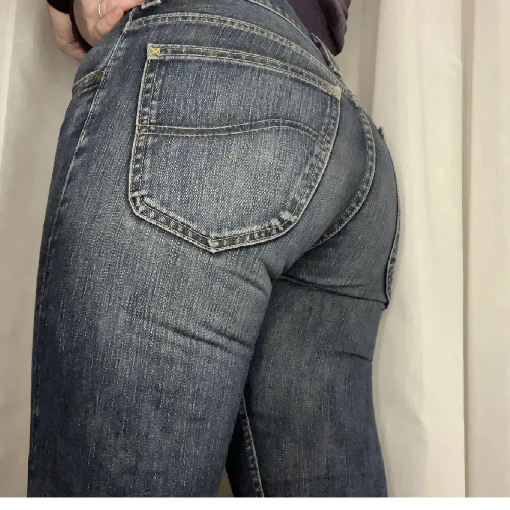 Ett par lågmidjade jeans ifrån Lee. Jeans & Byxor.