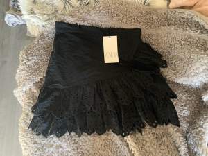 svart kjol från zara aldrig använd med lappen kvar💕tryck gärna på köp nu💕 250kr +frakt💕