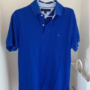 Tommy Hilfiger Piké - Sjukt snygg pike från Tommy hilfiger! Storleken är S/M då den sitter som en oversized S✅