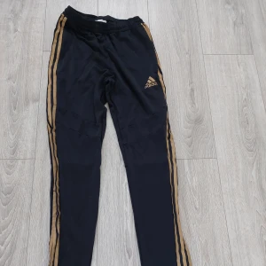 Adidas  - Adidas byxor stl S  Använda 
